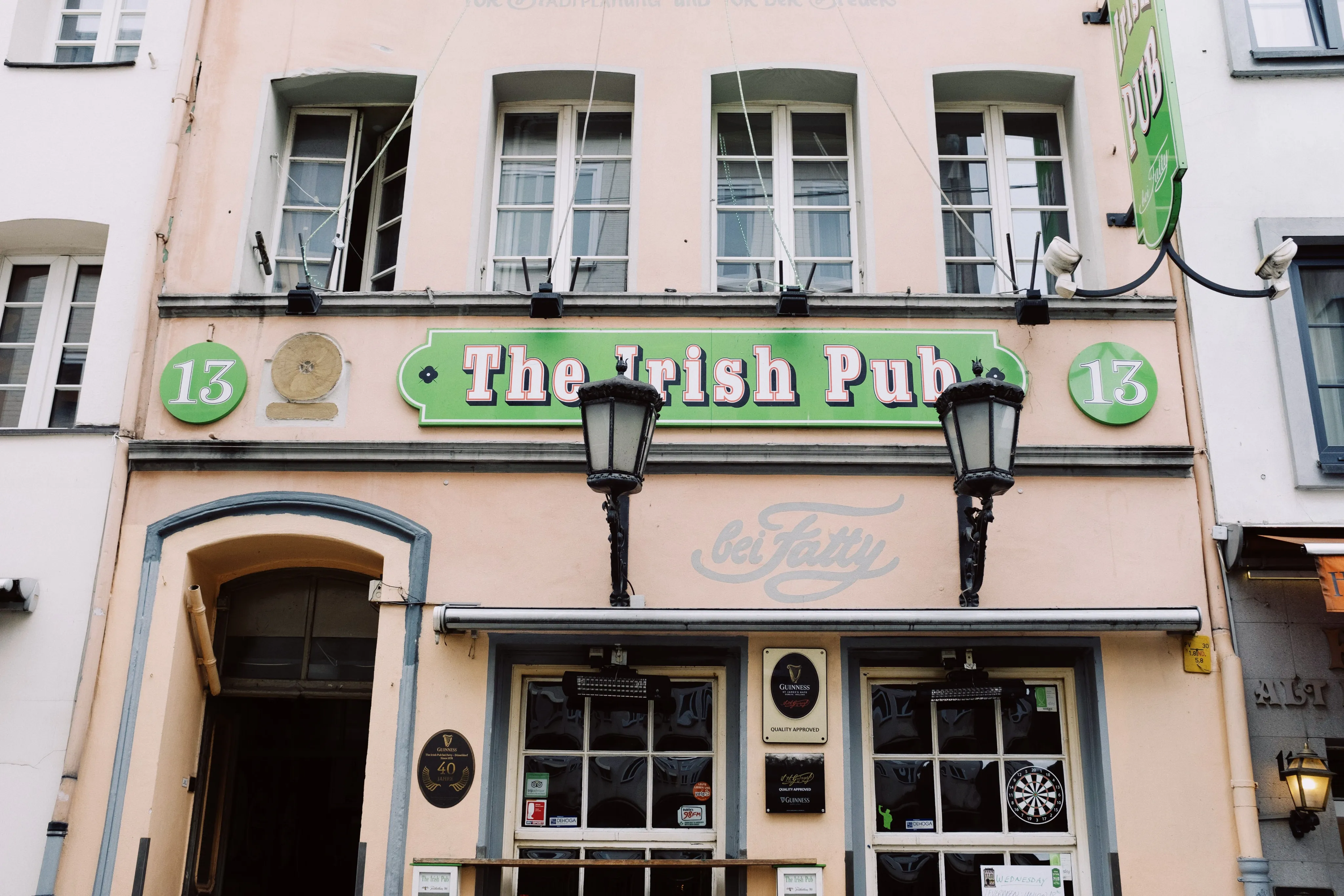 Le Neon Bar